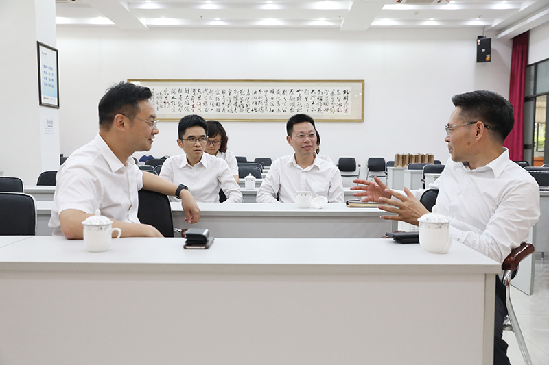 圖:徐董與工商銀行領(lǐng)導親切友好交流 圖:徐董與工商銀行領(lǐng)導親切友好交流